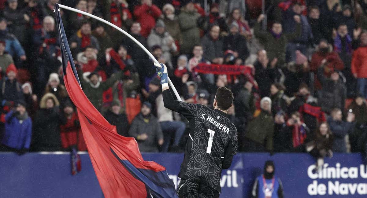 Herrera ondea una bandera tras conseguir el pase a semifinales./EFE