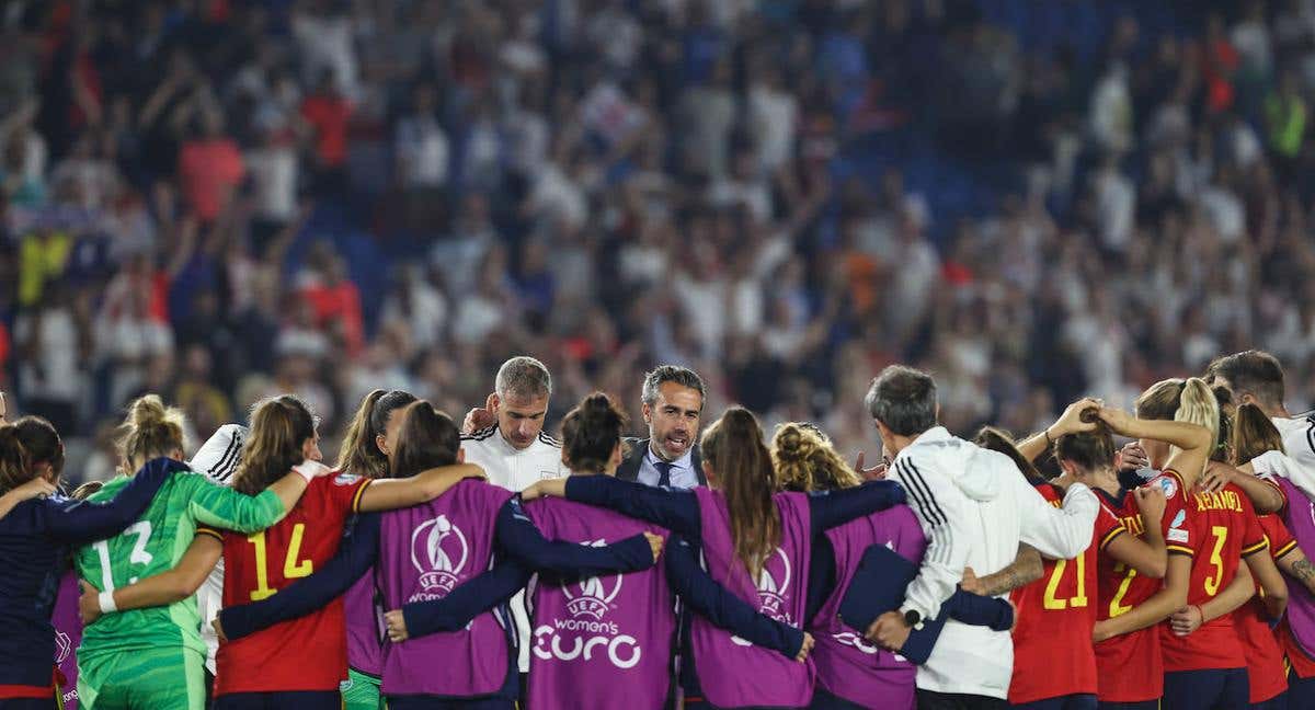 Jorge Vilda habla con sus jugadoras tras la eliminación de España ante Inglaterra en la Eurocopa de 2022.