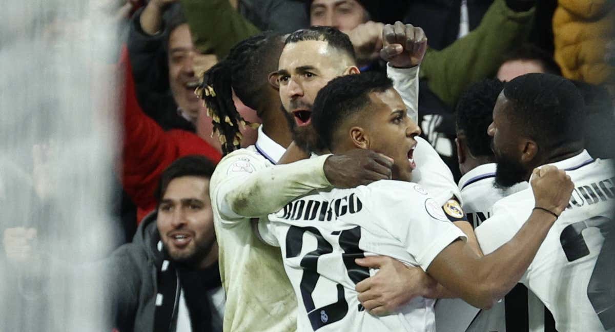 Los jugadores del Real Madrid celebran el 2-1 de Benzema. /EFE