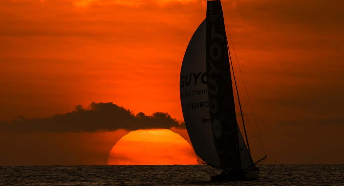 La flota zarpó con una impresionante puesta de sol. /SAILING ENERGY / THE OCEAN RACE
