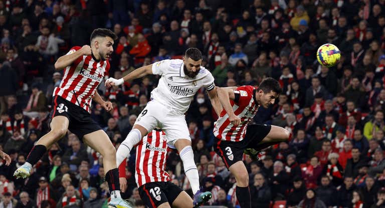 Benzema, Dani Vivian y Aitor Paredes disputándose el balón en el Athletic Club - Real Madrid de LaLiga.