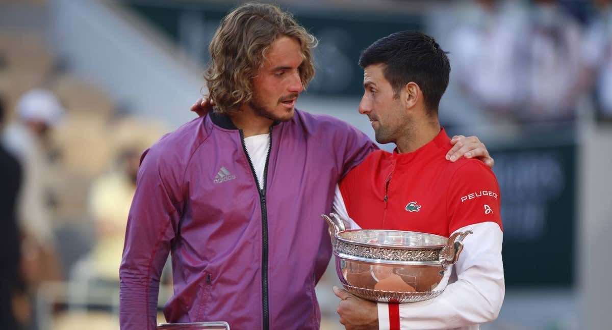 Tsitsipas y Djokovic, tras la final de Roland Garros 2021. /Mehdi Taamallah/NurPhoto via Getty Images