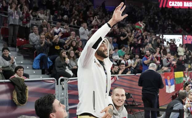 Pierriá Henru saluda a la grada, durante el Baskonia - Anadolu Efes.  EFE