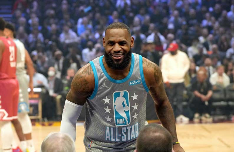 LeBron, Doncic, Curry y Giannis lideran los quintetos del All-Star de la NBA