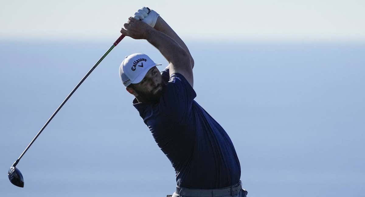Jon Rahm con el drive en Torrey Pines./AFP