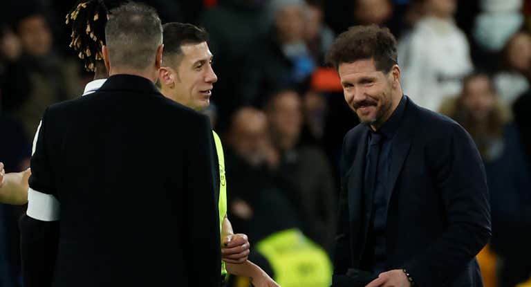 Diego Pablo Simeone junto al colegiado Soto Grado tras el derbi de Copa del Rey.