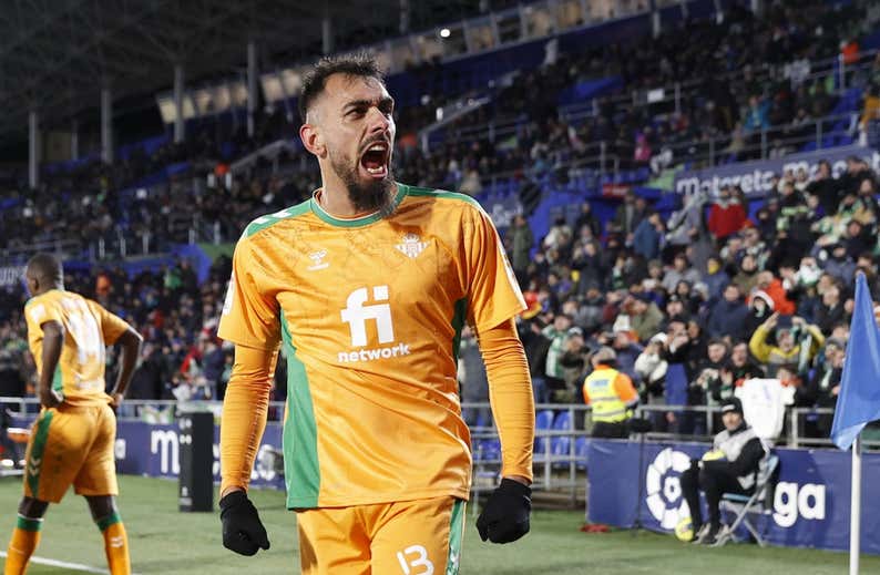 El récord de Borja Iglesias aúpa al Betis en la Liga