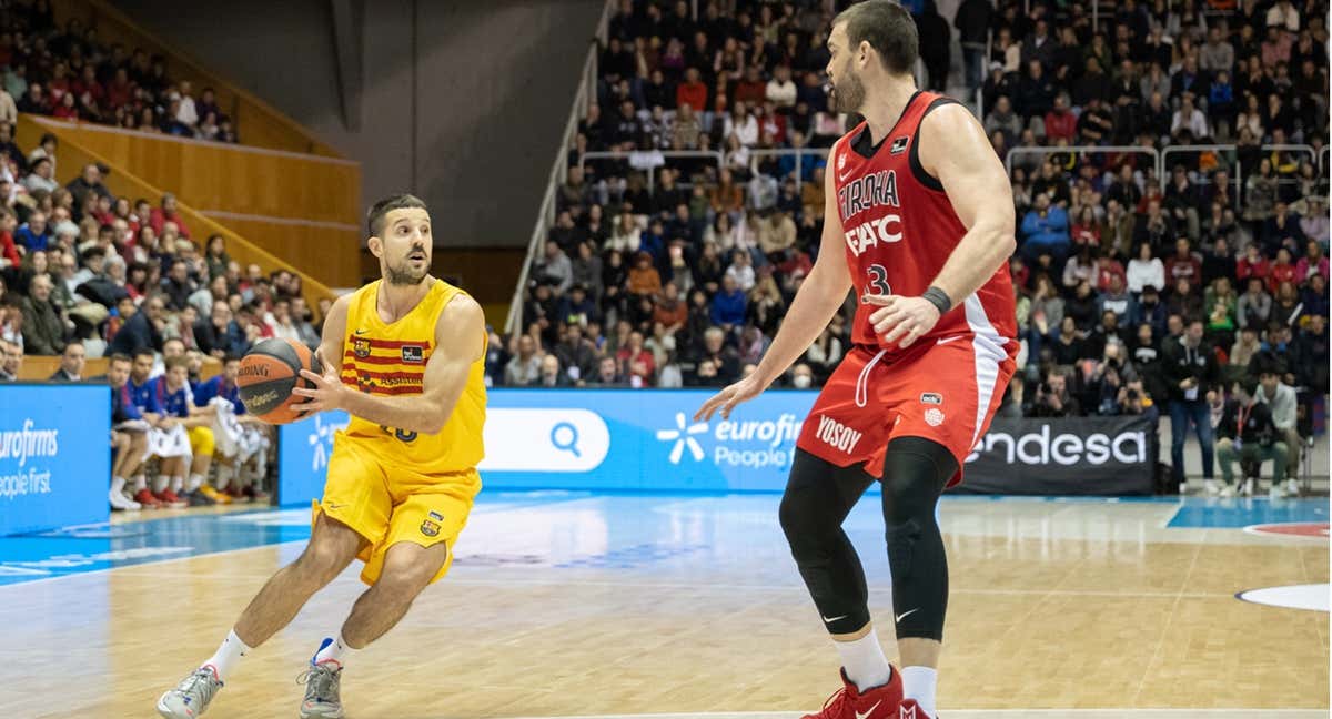 NICO LAPROVITTOLA BUSCA UN PASE ANTE LA DEFENSA DE MARC GASOL/ ACB PHOTO