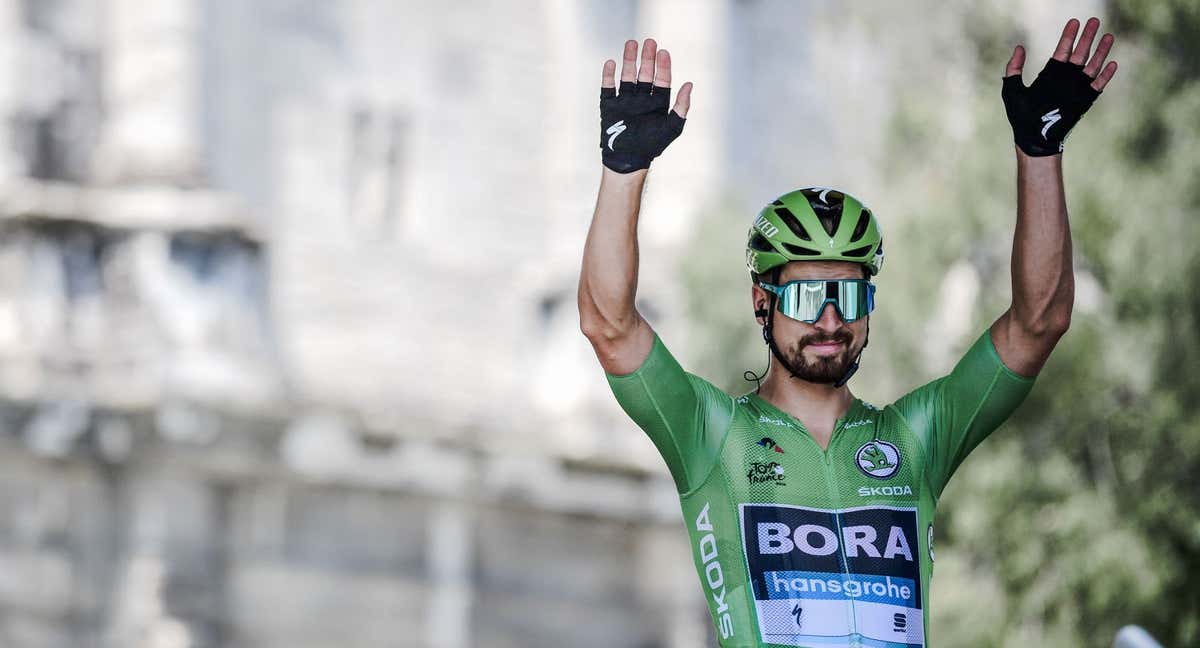 Peter Sagan, con uno de lo siete maillots verdes que ganó en el Tour de Francia. /ASO / PAULINE BALLET
