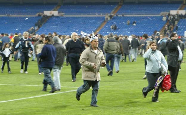 Gente abandonando el Santiago Bernabéu tras la amenaza de bomba en 2004. ABC