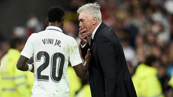 Ancelotti habla con Vinicius en un partido del Real Madrid./GETTY