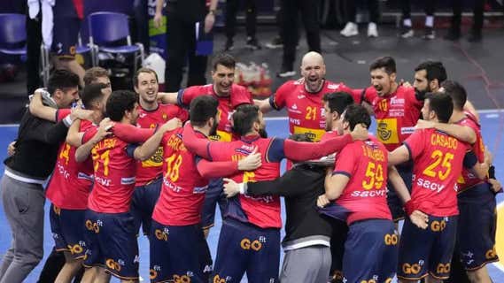 La selección española de balonmano celebra la victoria ante Polonia en el Mundial. /REUTERS