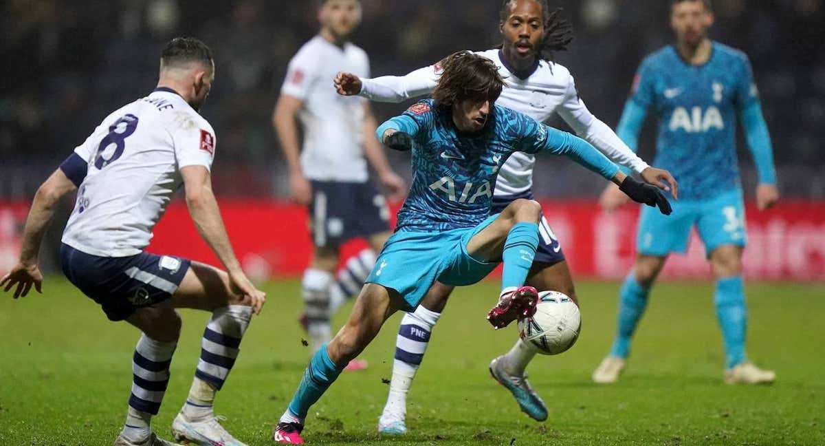 Bryan Gil, en un partido de la FA CUP con el Tottenham./EP