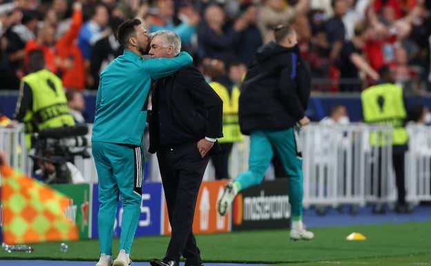 Davide le da un beso a su padre Carlo durante la final de la Decimocuarta.  GETTY