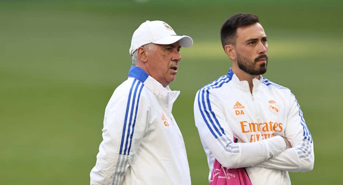 Carlo Ancelotti y Davide Ancelotti, durante un entrenamiento con el Real Madrid. /GETTY