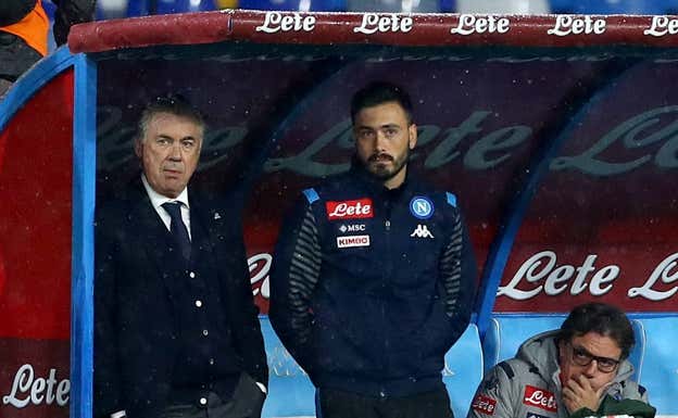 Ancelotti, junto a su hijo Davide en su etapa en el Nápoles.  GETTY