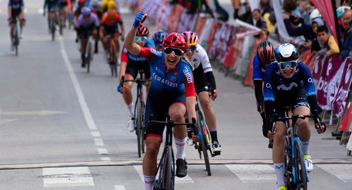 Arianna Fidanza se impone al sprint en la Women's Pro Cycling Costa de Almería. /FRAN REYES