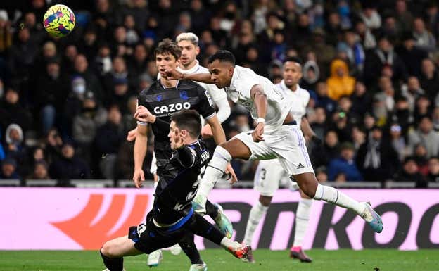 Rodrygo remata a la portería de la Real.  AFP