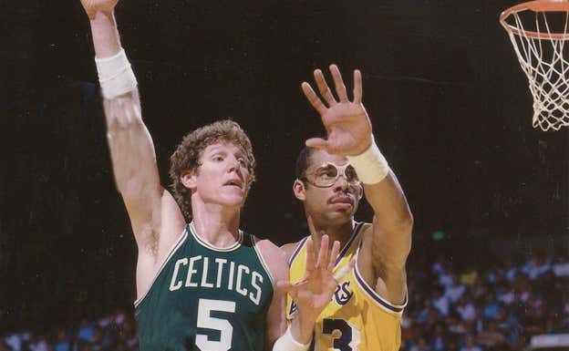 Abdul-Jabbar frente a Bill Walton. Reuters