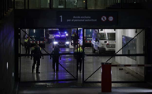 La salida de Dani Alves de los juzgados. AFP