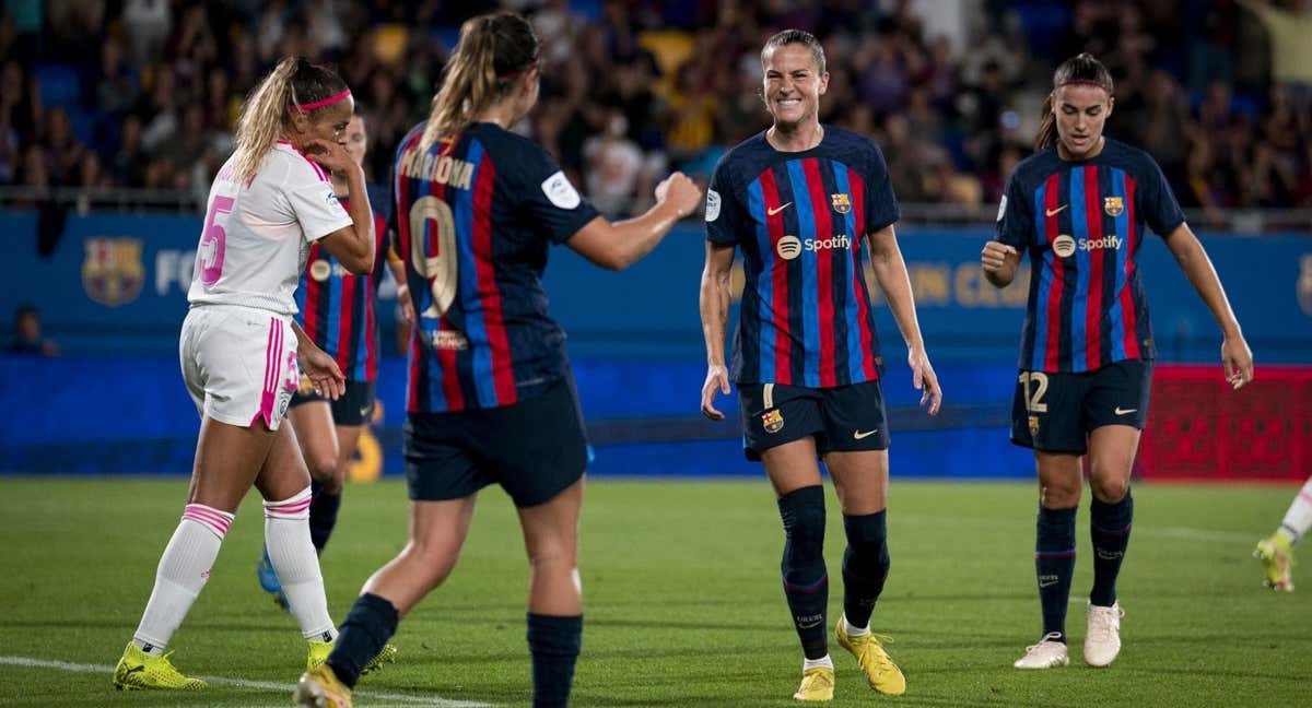 Ana celebra un gol con Mariona. /FC BARCELONA