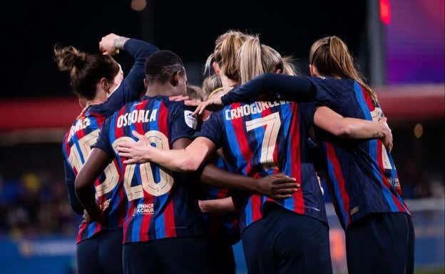 El Barça celebra un gol con un abrazo colectivo.  FC BARCELONA