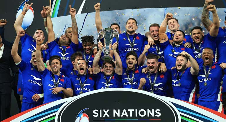 Francia levanta la Copa de campeón del Seis Naciones.