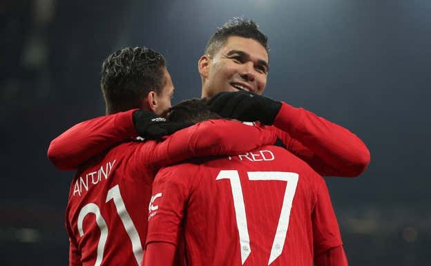 Casemiro abrazando a Antony y Fred. Reuters