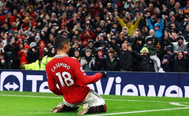 Casemiro celebra un gol con la afición del United. Reuters