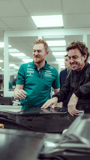 Fernando Alonso, durante el proceso de diseño de su asiento.  Aston Martin