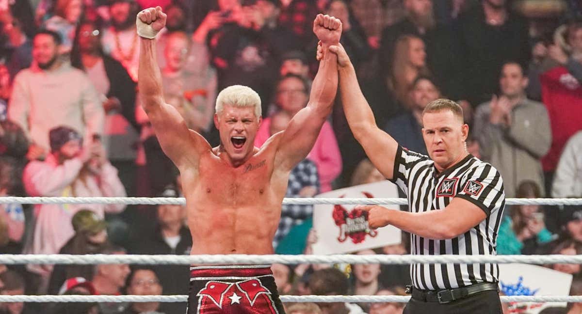 Cody Rhodes celebra su victoria en el combate estelar de Raw.