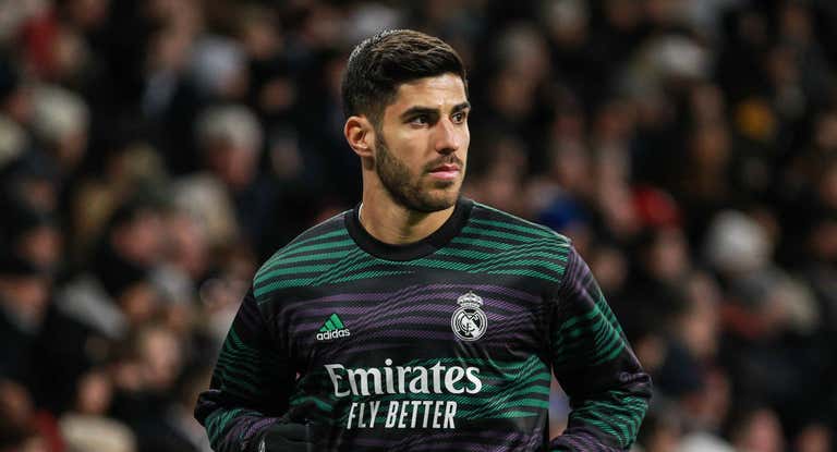 Marco Asensio, calentando en un partido del Real Madrid.