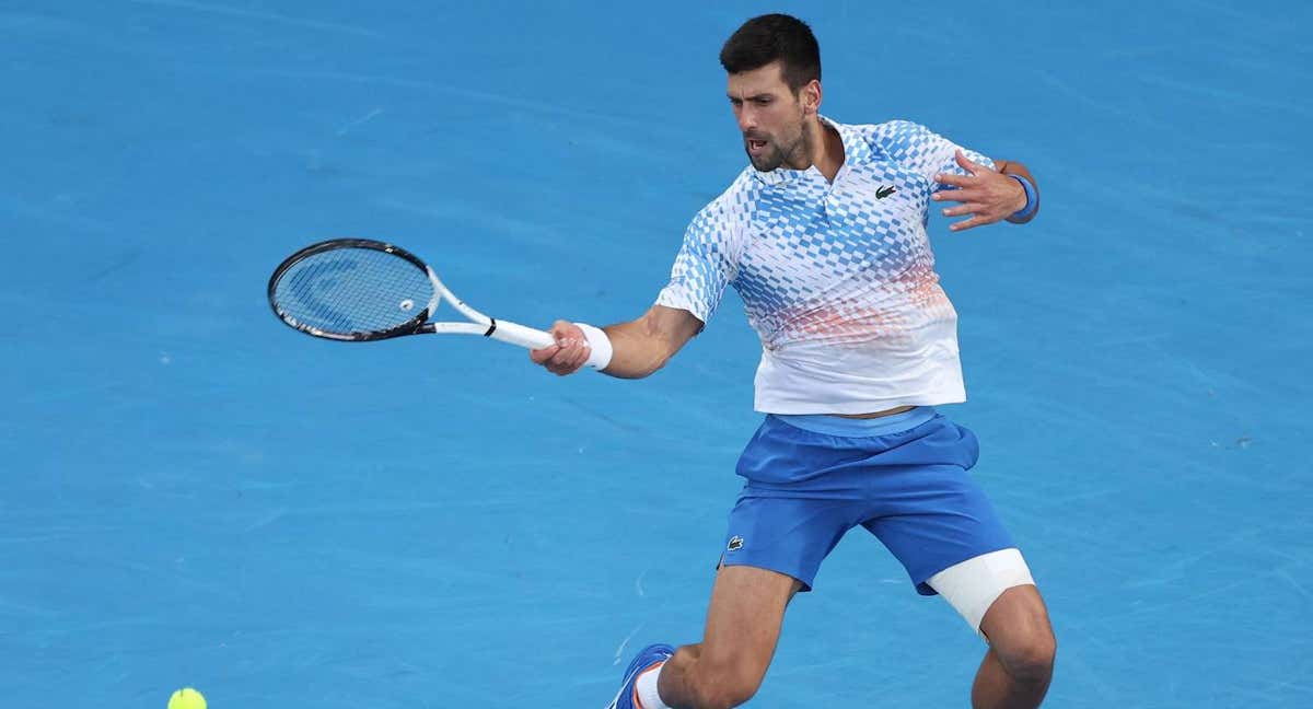 Novak Djokovic, con el muslo vendado, golpea la bola durante el Open de Australia./AFP