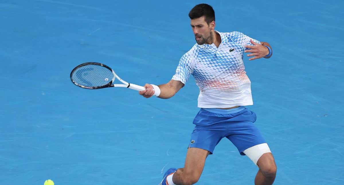 Novak Djokovic, con el muslo vendado, golpea la bola durante el Open de Australia.