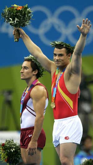 Gervasio Deferr celebra el oro conseguido en los Juegos Olímpicos de Atenas 2004.  REUTERS