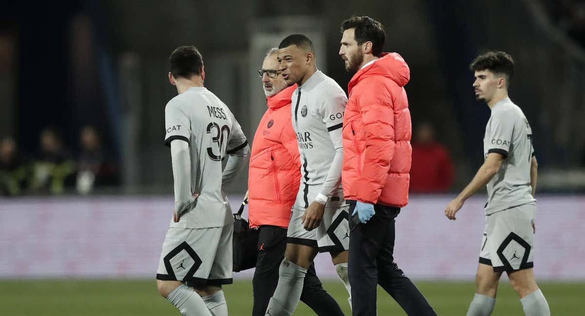 Mbappé se retira lesionado del terreno de juego. /