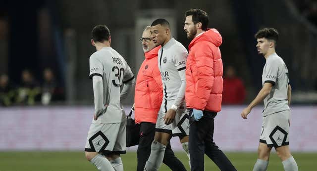 Noche negra para Mbappé: penalti fallado, lesión y duda ante el Bayern