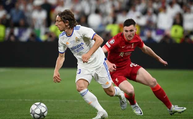 Luka Modric conduce el balón ante el Liverpool, en la final de la Champions de 2022. REUTERS