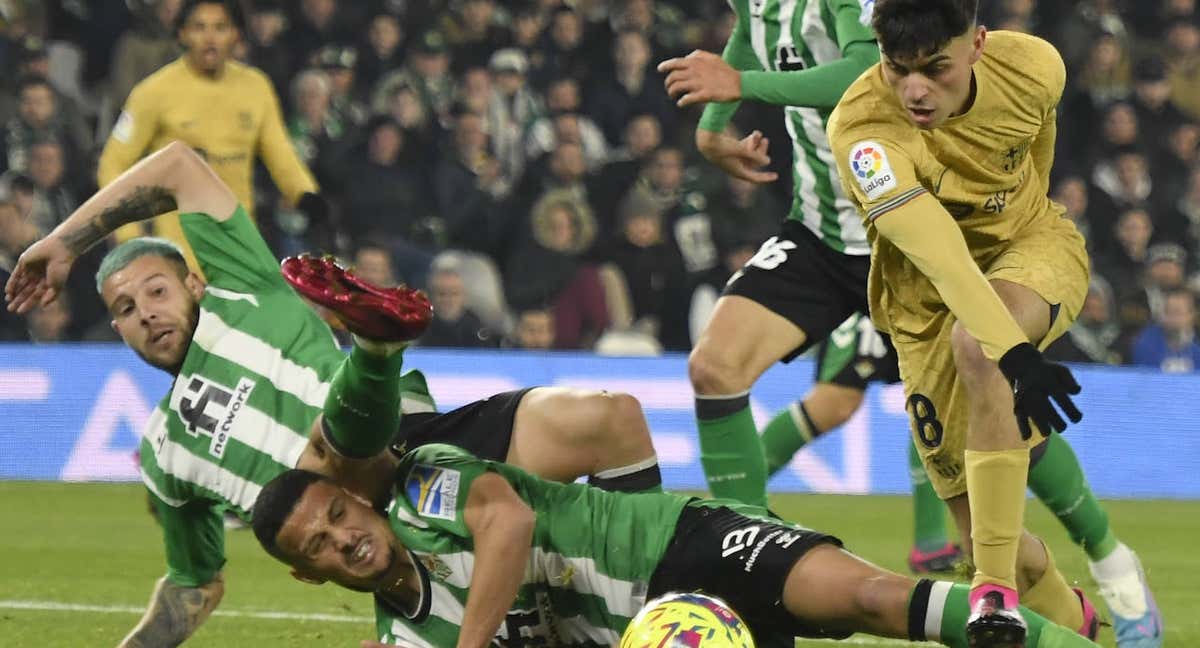 El azulgrana Pedri disputa un balón con Aitor y Luiz Felipe./Efe