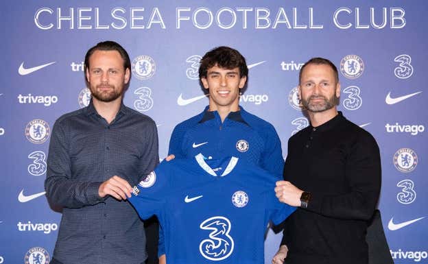 Christopher Vivell, Joao Felix y Paul Winstanley. AFP