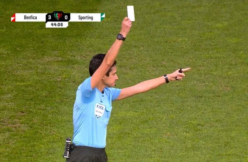 Qué es la tarjeta blanca en el fútbol y qué significa