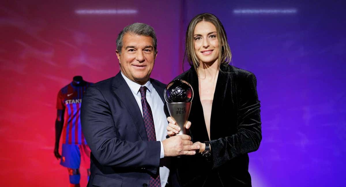 Alexia Putellas posa con el premio The Best 2021 junto a Joan Laporta. /Germán Parga