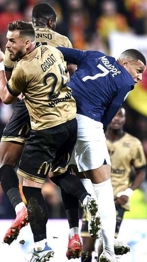 Jugadores del Lens pugnando con Mbappé por un balón.  LENS