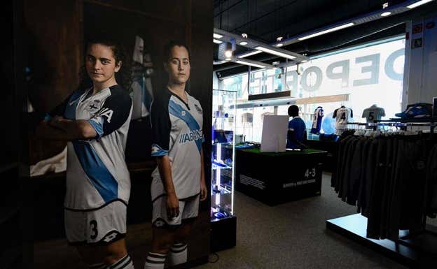 El cartel Nuria Rábano y Tere Abelleira, en la tienda del Dépor.  DÉPOR