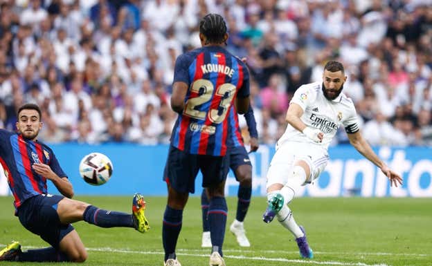 Benzema remata durante el Clásico de Liga.  EP