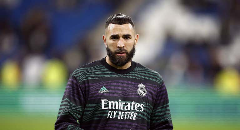 Benzema, calentando con el Real Madrid.