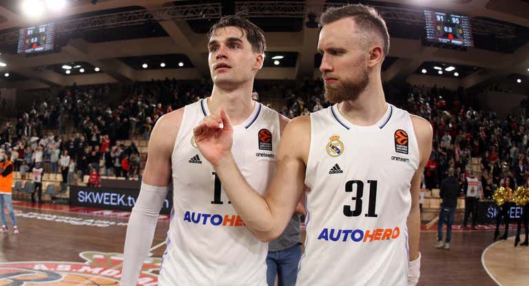 Dzanan Musa y Mario Hezonja tras el triunfo en Francia.