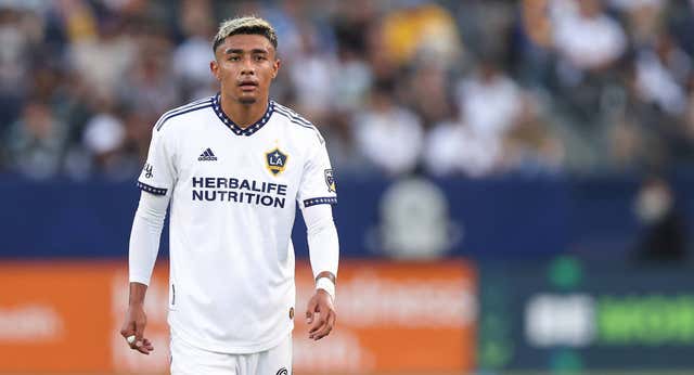 La FIFA frustra, por ahora, el fichaje de Julián Araujo por el Barcelona