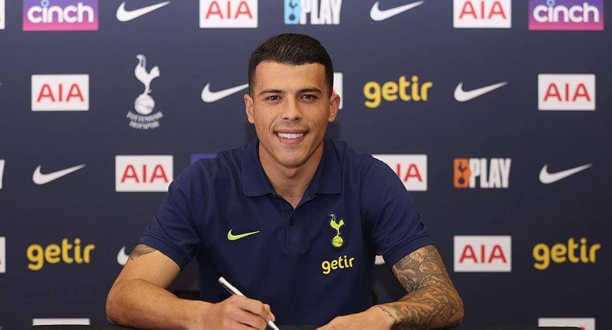 Pedro Porro durante la firma de su contrato con el Tottenham./