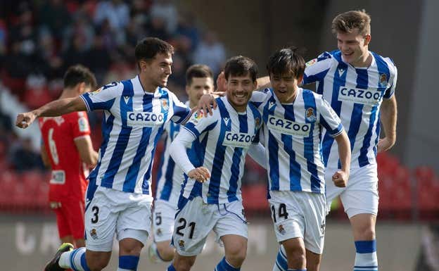 Kubo abraza a Silva después de su gol contra el Almería.  EFE